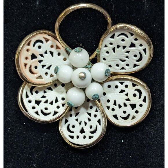Vintage Floral Filigree White And Gold Tone Brooch - Picture 4 of 6